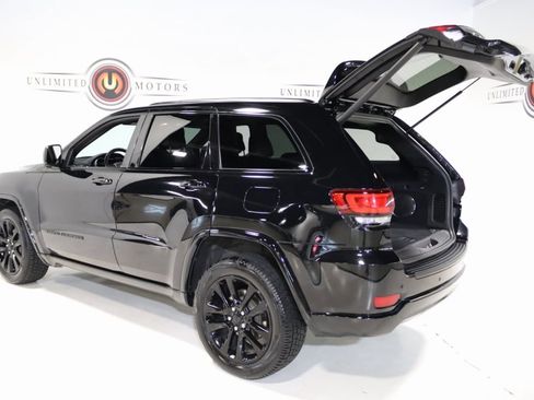 Used 2019 Jeep Grand Cherokee Altitude image 25