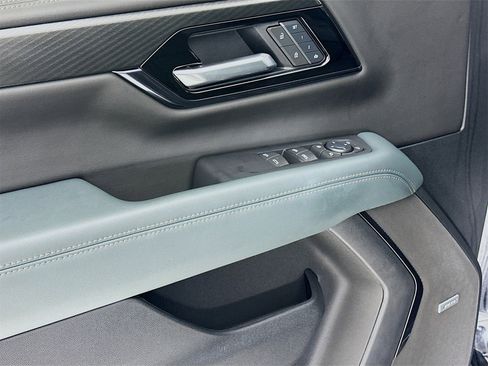 Used 2025 GMC Yukon AT4 w/ AT4 Premium Package image 19