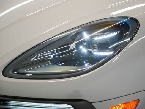 Certified 2023 Porsche Macan AWD/4WD image 10