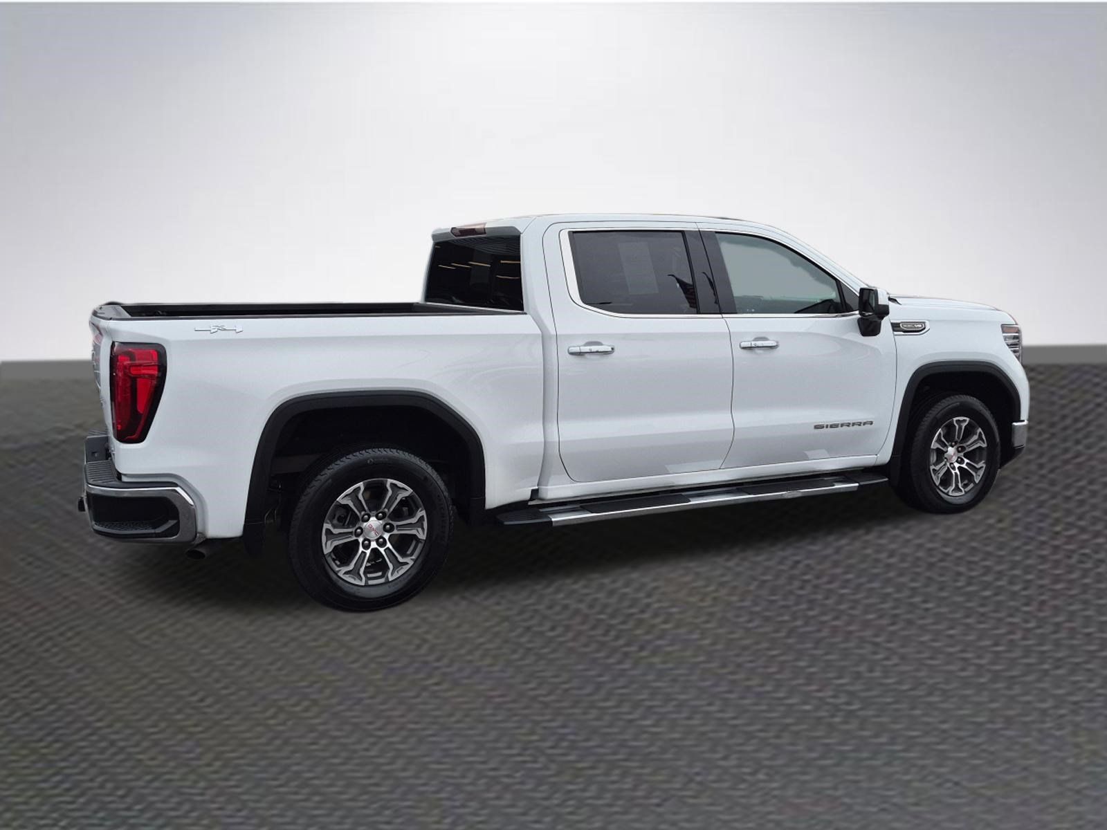 Used 2023 GMC Sierra 1500 SLT w/ SLT Convenience Package AWD/4WD image 4