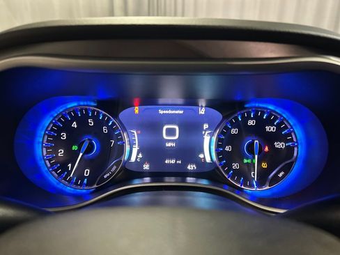 Used 2024 Chrysler Pacifica Touring-L image 16