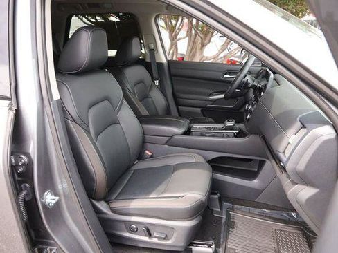 Certified 2025 Nissan Pathfinder SL w/ SL Premium Package FWD image 46