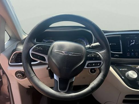Used 2020 Chrysler Pacifica Touring w/ Advanced Safetytec Group FWD image 17