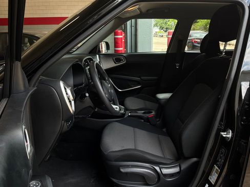 Used 2025 Kia Soul LX w/ LX Technology Package FWD image 10