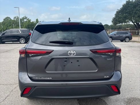 Used 2025 Toyota Highlander XLE AWD/4WD image 4