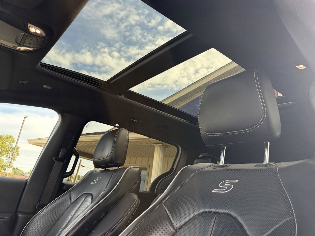 Used 2025 Chrysler Pacifica Limited FWD image 23