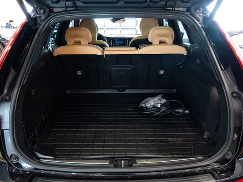 Used 2023 Volvo XC60 T8 Ultimate w/ Climate Package image 8