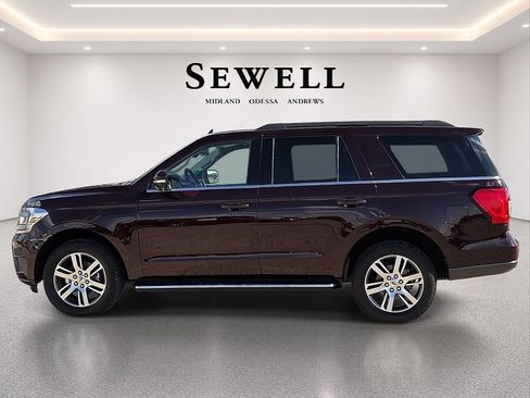 Used 2023 Ford Expedition XLT RWD image 2