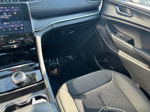Used 2025 Jeep Grand Cherokee Laredo X w/ Luxury Tech Group I AWD/4WD image 19