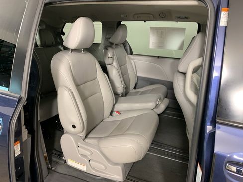 Used 2020 Toyota Sienna XLE FWD image 38