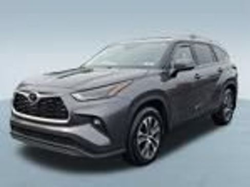Used 2024 Toyota Highlander XLE AWD/4WD image 2