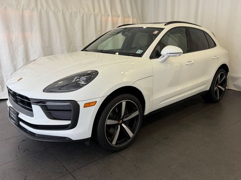 Certified 2025 Porsche Macan AWD/4WD image 1