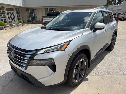 Used 2025 Nissan Rogue SV w/ SV Premium Package image 2