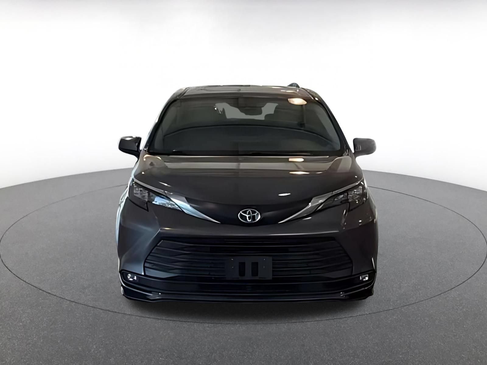 Used 2025 Toyota Sienna XLE FWD image 10