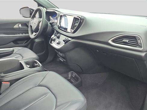 Used 2025 Chrysler Pacifica Select FWD image 16