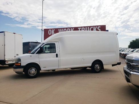 Used 2010 Chevrolet Express 3500 Extended RWD image 2