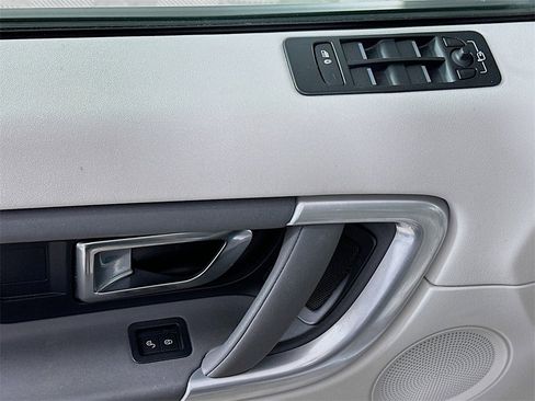 Used 2018 Land Rover Discovery Sport SE image 21