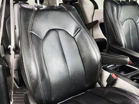 Used 2017 Chrysler Pacifica Touring-L Plus image 10