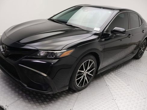 Used 2021 Toyota Camry SE w/ Audio Upgrade Package FWD image 2