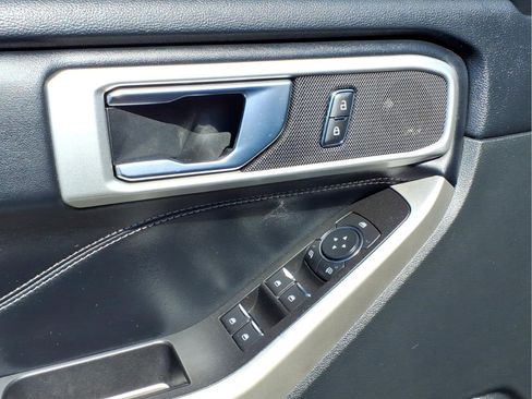 Used 2022 Ford Explorer XLT w/ Equipment Group 202A image 13