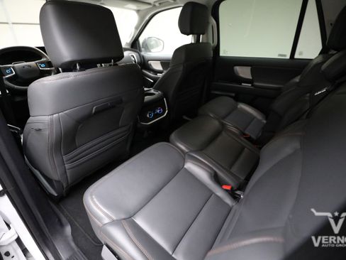 Used 2025 Ford Expedition Active AWD/4WD image 9