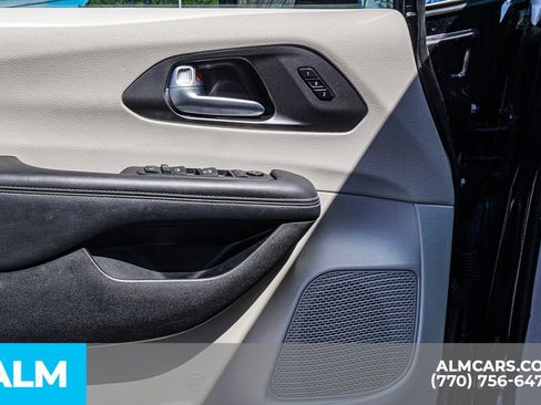 Used 2024 Chrysler Pacifica Touring-L image 54