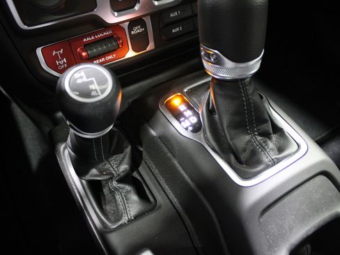 Used 2025 Jeep Wrangler Sport image 23