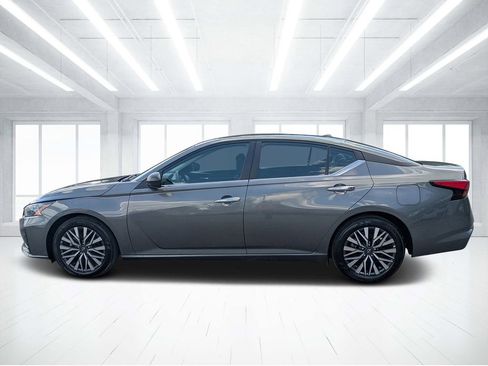 Used 2025 Nissan Altima 2.5 SV FWD image 6