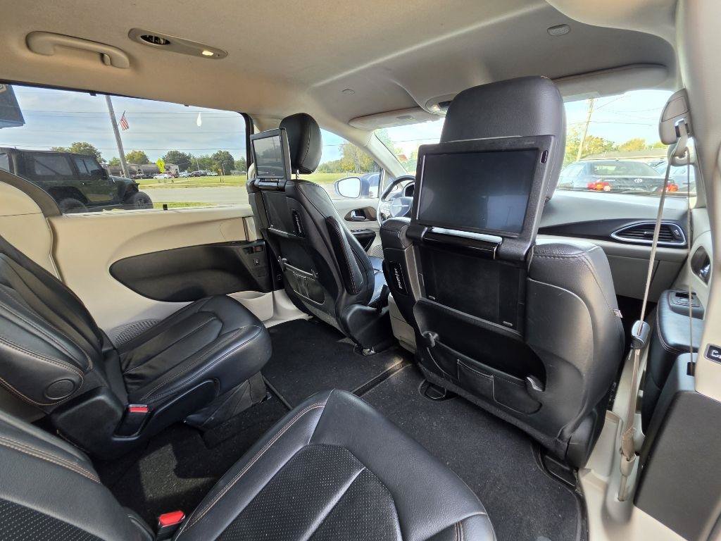 Used 2017 Chrysler Pacifica Touring-L Plus w/ Tire & Wheel Group FWD image 21