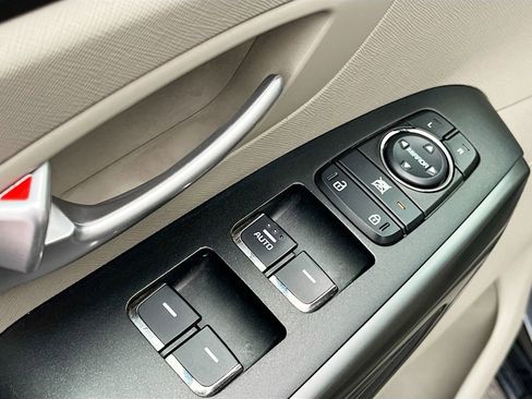 Used 2020 Kia Sedona LX image 17