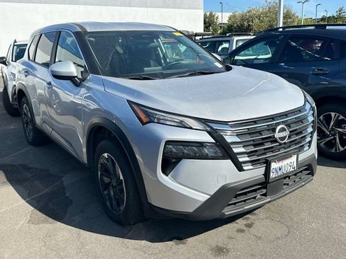 Used 2024 Nissan Rogue SV FWD image 2