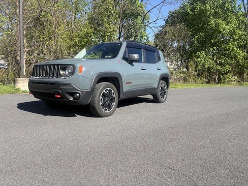Used 2016 Jeep Renegade Trailhawk AWD/4WD image 2