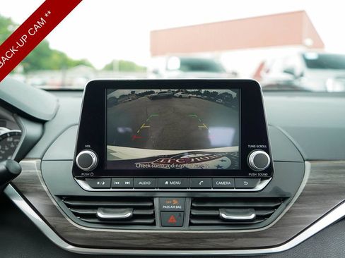 Used 2025 Nissan Altima 2.5 SV FWD image 10