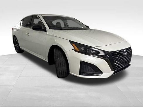 Used 2023 Nissan Altima 2.5 SR w/ SR Premium Package FWD image 4