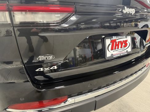 Used 2024 Jeep Grand Cherokee Laredo w/ Luxury Tech Group I image 5