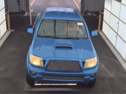 Used 2005 Toyota Tacoma PreRunner RWD image 2