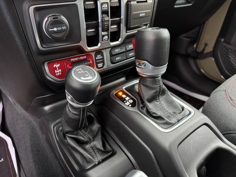 Used 2025 Jeep Wrangler Rubicon w/ Technology Group image 25