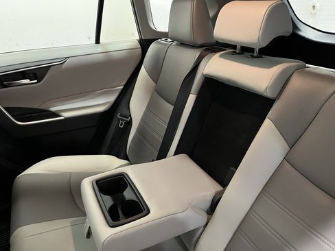 Used 2021 Toyota RAV4 XLE Premium image 15