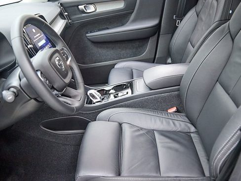 Certified 2023 Volvo XC40 B5 Plus AWD/4WD image 17