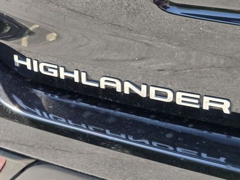 Used 2022 Toyota Highlander XLE AWD/4WD image 39