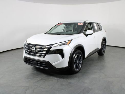 Certified 2025 Nissan Rogue SV image 2