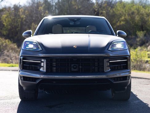 Used 2024 Porsche Cayenne Coupe image 12