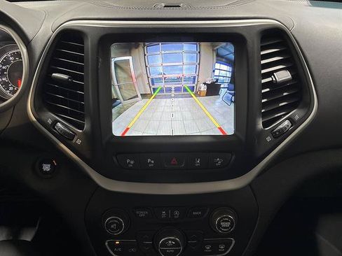 Used 2017 Jeep Cherokee Overland w/ Technology Group AWD/4WD image 11