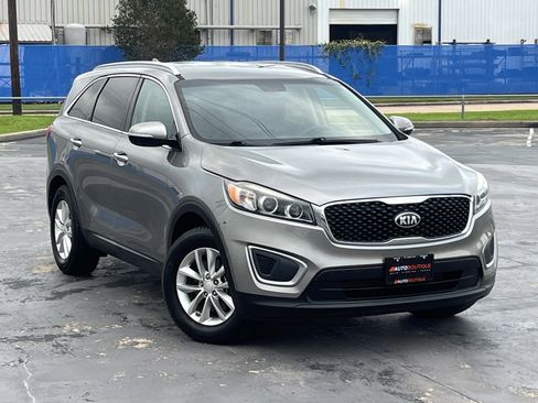 Used 2017 Kia Sorento FWD w/ LX Convenience Package image 3