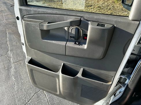 Used 2017 Chevrolet Express 2500 image 21