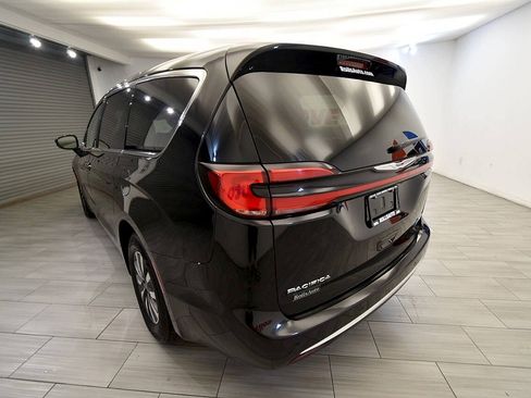 Used 2024 Chrysler Pacifica Limited FWD image 3