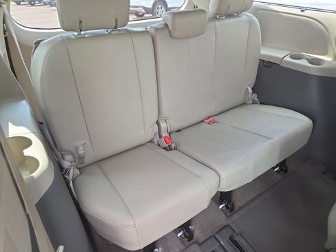 Used 2013 Toyota Sienna XLE FWD image 18