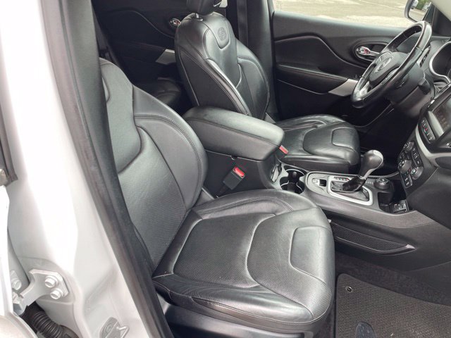 Used 2018 Jeep Cherokee Overland w/ Technology Group AWD/4WD image 46