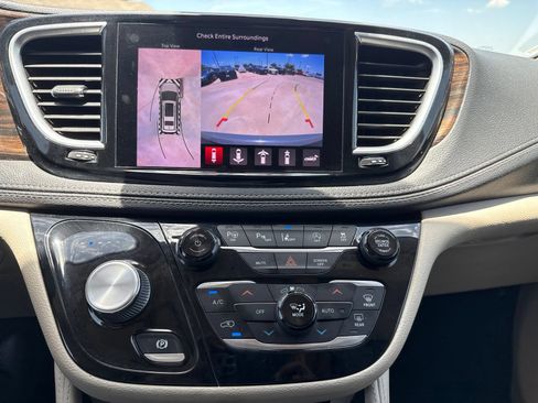Used 2022 Chrysler Pacifica Limited FWD image 16
