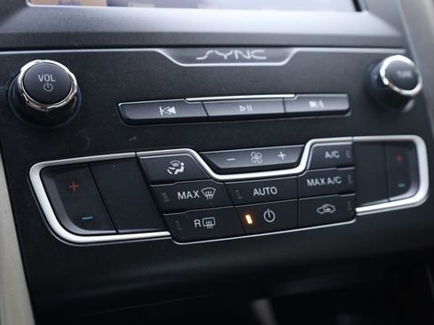 Used 2020 Ford Fusion SE image 22